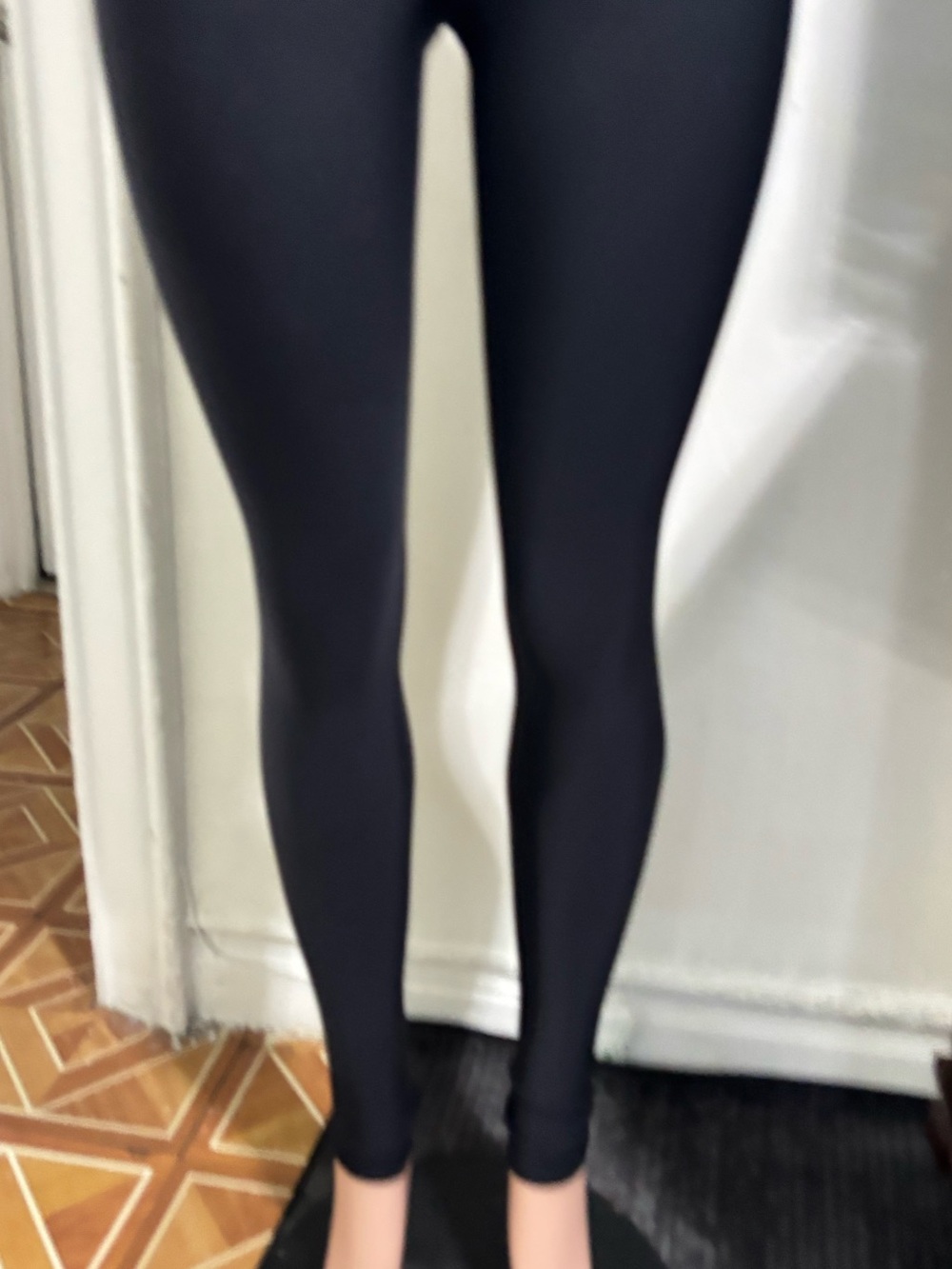 ALO YOGA Women’s High-Waist Airlift Black Leggings - Picture 6 of 14